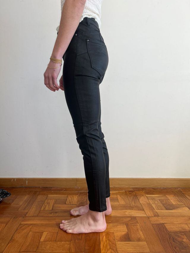 Pantalón pitillo efecto piel