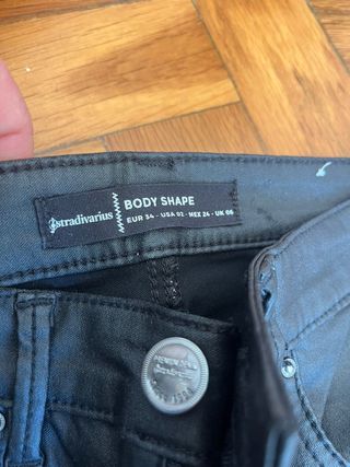 Pantalón pitillo efecto piel