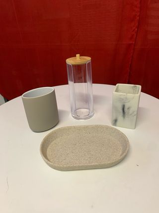Complementos para baño, tonos beige y blanco.