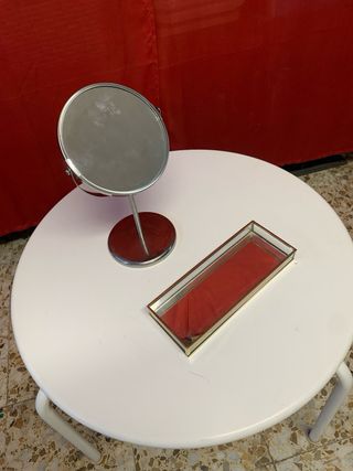 Complementos para baño, tonos beige y blanco.