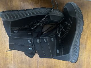 Botas de montaña Gore-Tex marca Ara