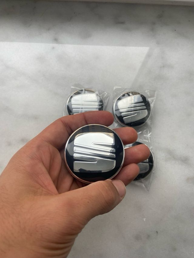 4 Tapabujes Seat 56mm Negro Plata