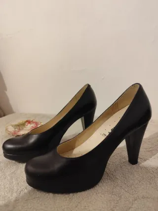 Zapatos de tacón negros 24HRS