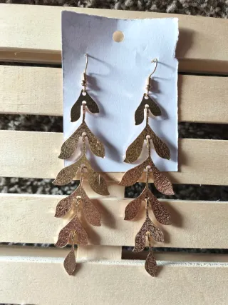 Pendientes dorados con diseño de hojas