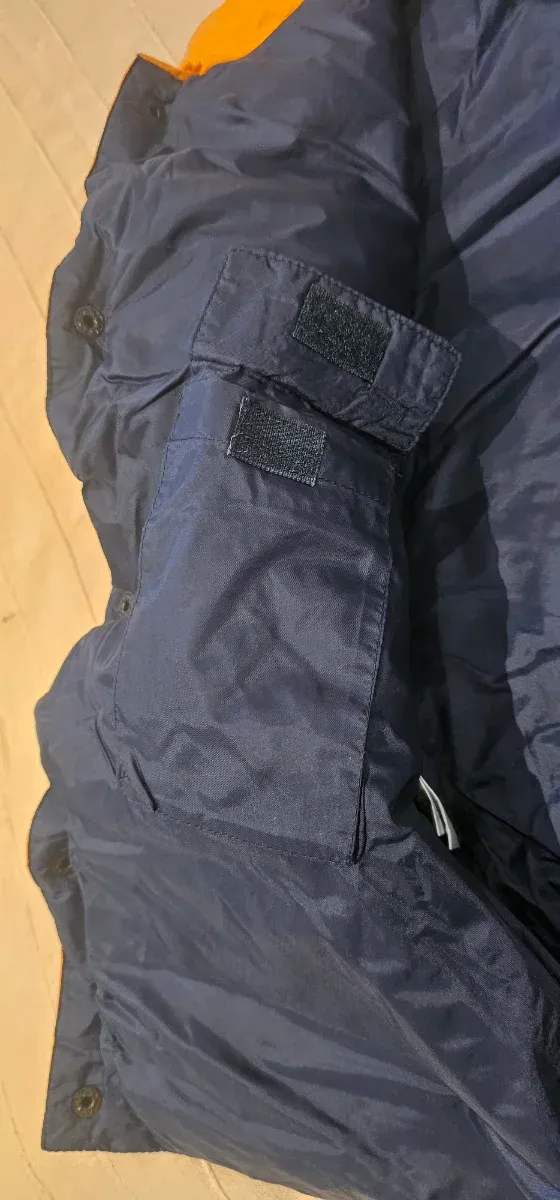 Chaleco acolchado naranja y azul oscuro