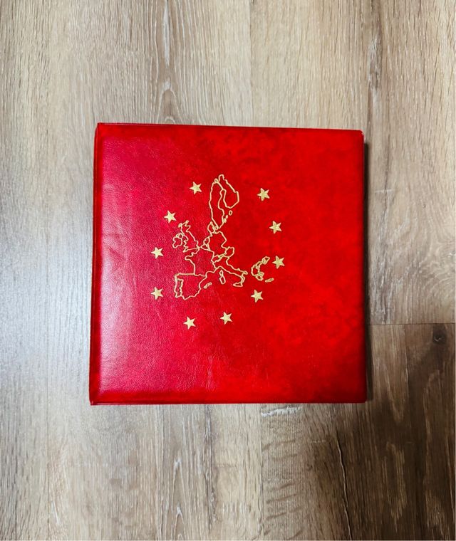 Álbum de moedas vermelho com estrelas douradas