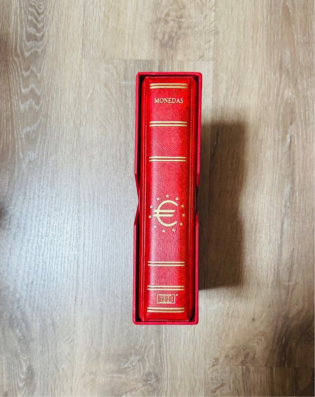 Álbum de moedas vermelho com estrelas douradas