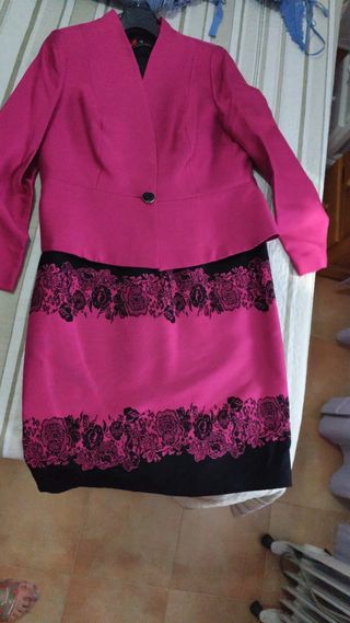 Vestido negro y fucsia con encaje