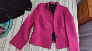 Vestido negro y fucsia con encaje