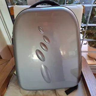 Mochila semi rígida plateada