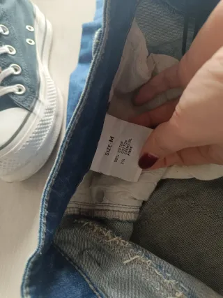 Pantalones vaqueros desgastados con detalles