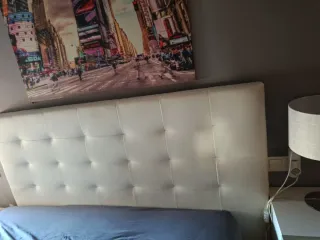 Cabecero de cama beige y gris