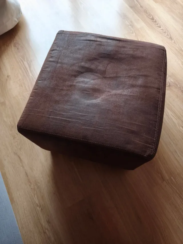 Puf marrón efecto piel