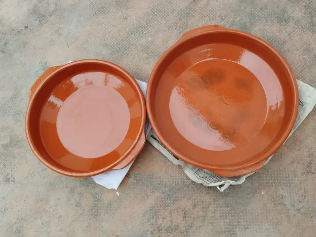 Set di due casseruole in terracotta marrone