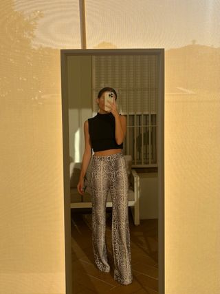 Pantalón campana estampado serpiente