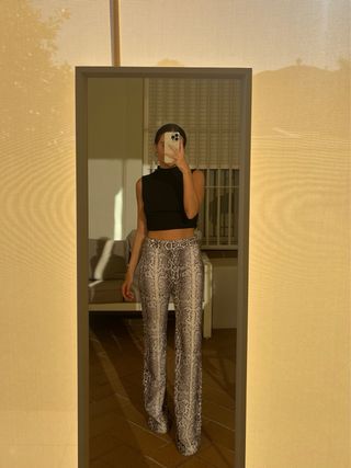 Pantalón campana estampado serpiente