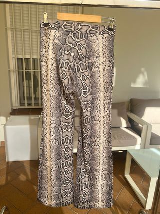 Pantalón campana estampado serpiente