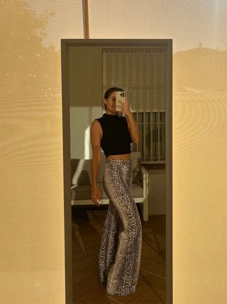 Pantalón campana estampado serpiente