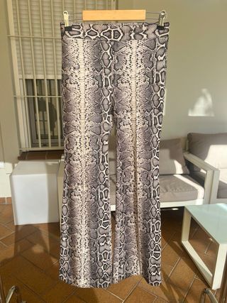 Pantalón campana estampado serpiente