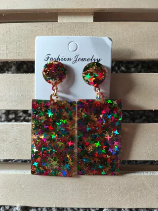 Pendientes largos con estrellas brillantes