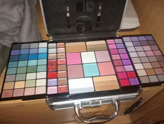 Maletín de maquillaje plateado