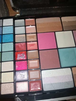 Maletín de maquillaje plateado