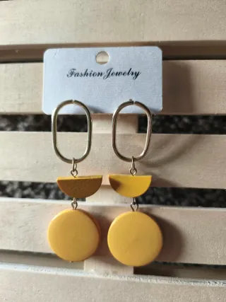 Pendientes dorados con diseño geométrico