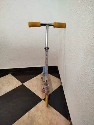 Patinete infantil rosa con ruedas amarillas