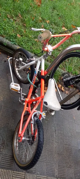 Bicicleta BMX naranja antigua
