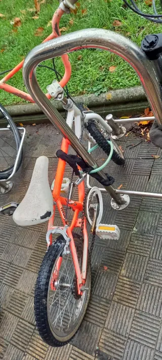 Bicicleta BMX naranja antigua