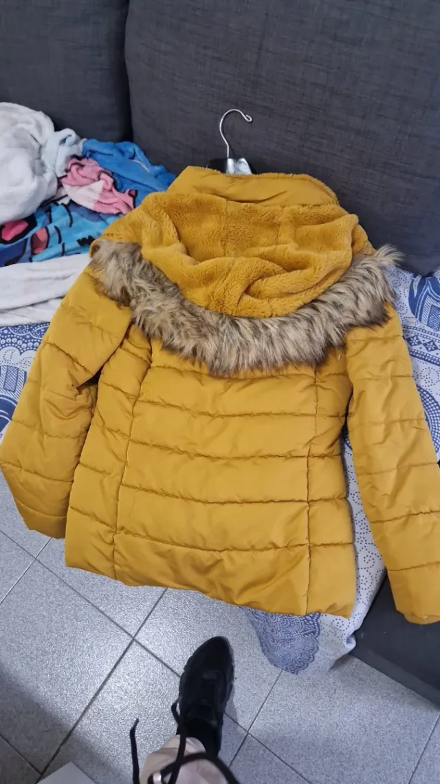 Abrigo acolchado ocre con capucha