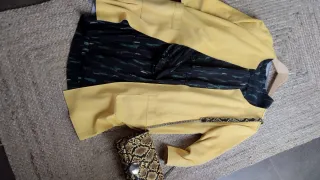 Abrigo amarillo con estampado de serpiente