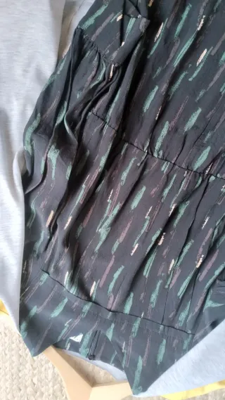 Abrigo amarillo con estampado de serpiente