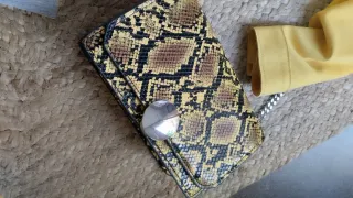 Abrigo amarillo con estampado de serpiente