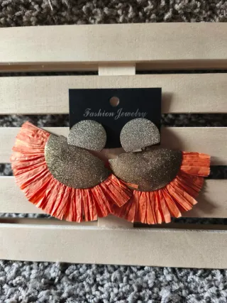 Pendientes dorados y naranjas