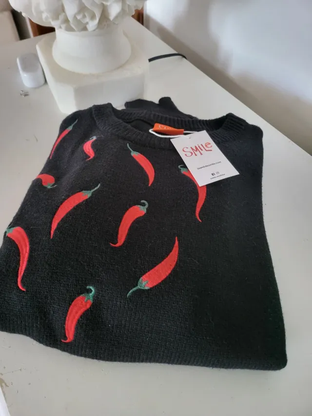 Jersey SMILE Negro con Pimientos Rojos zara Berska