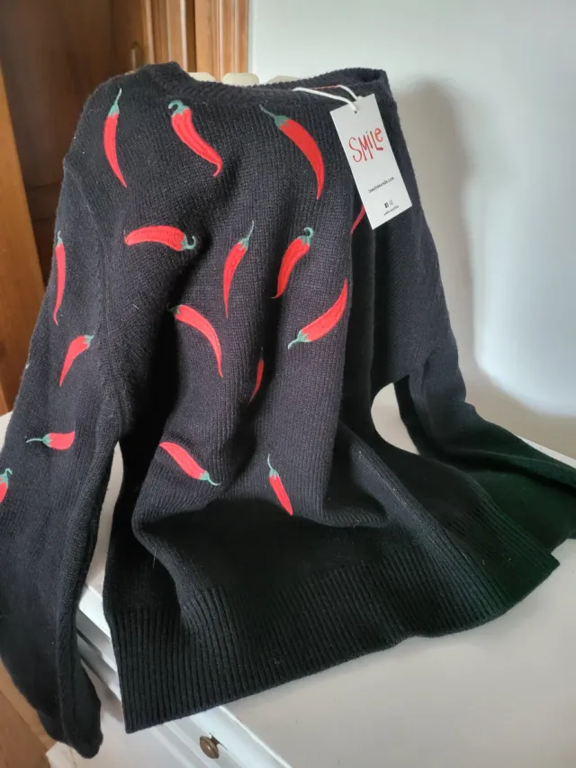 Jersey SMILE Negro con Pimientos Rojos zara Berska