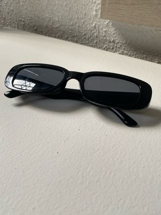 Gafas de sol negras rectangulares