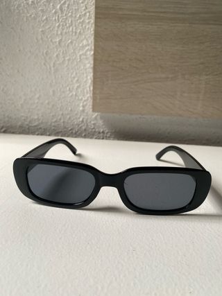Gafas de sol negras rectangulares
