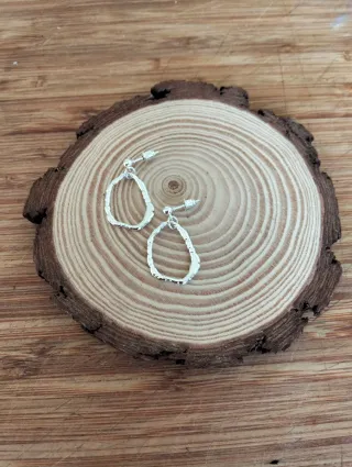 Pendientes plateados.