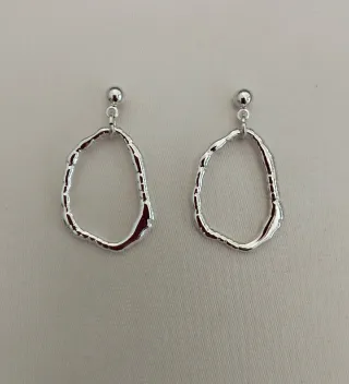 Pendientes plateados.