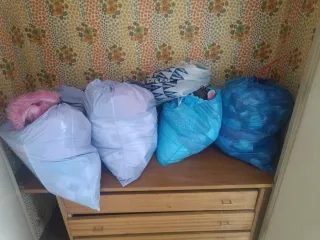 Bolsas de ropa variada se regala