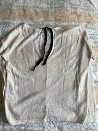 Jersey fino blanco con lazo negro.  Jersey blanco