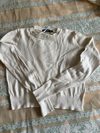 Jersey fino blanco con lazo negro.  Jersey blanco