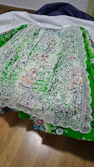 Falda de fallera verde con encaje blanco