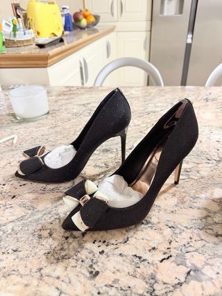 Zapatos de tacón Ted Baker negros y dorados