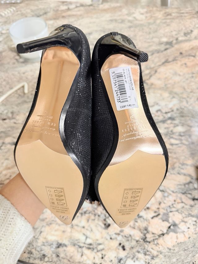 Zapatos de tacón Ted Baker negros y dorados