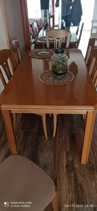 Mesa de comedor de madera