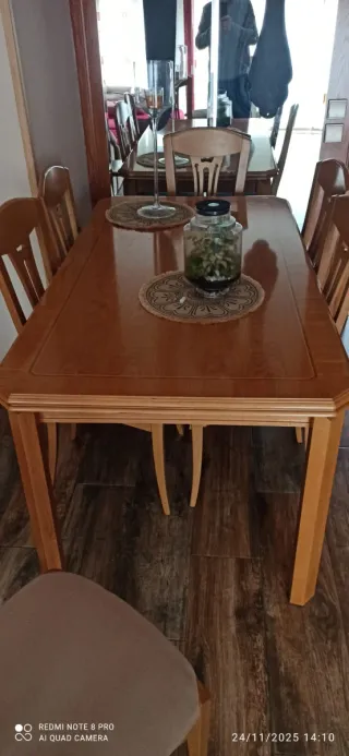 Mesa de comedor de madera