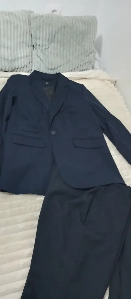 Traje azul TANATOPRAXIA 2 camisas blancas +1 pant